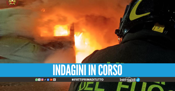 Camion e tre furgoni distrutti dalle fiamme nel Napoletano, il rogo partito da fuochi d'artificio