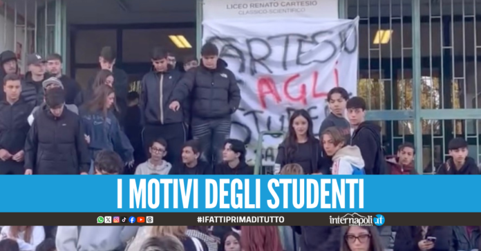 Tentata occupazione al Cartesio a Giugliano, la preside chiude i cancelli e chiama i carabinieri