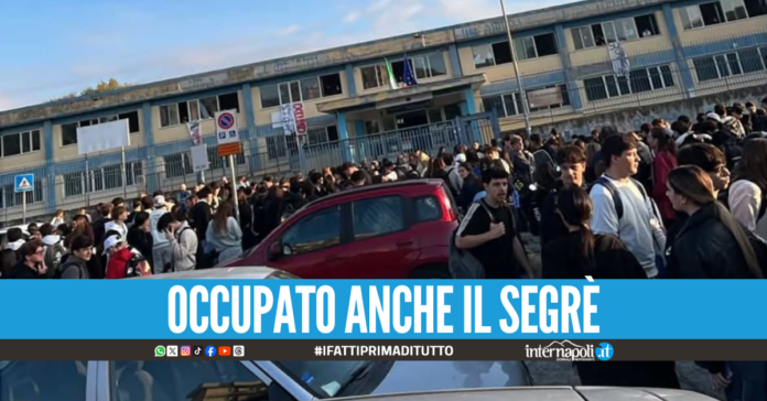 Protesta contro il carovita e per i fondi alle scuole, occupato anche il Segrè di Marano