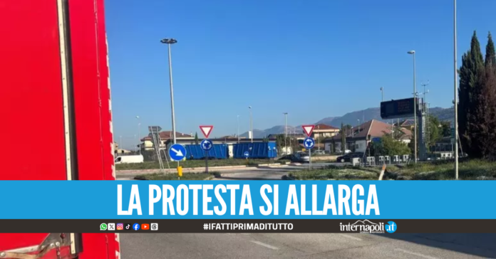 Caro carburanti, protesta degli autotrasportatori anche nel Salernitano: presidi sull'A2