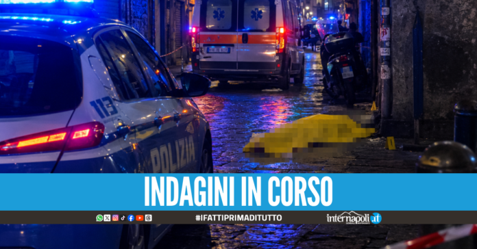 Omicidio nella notte a Napoli, uomo ucciso a coltellate: ipotesi rapina finita male
