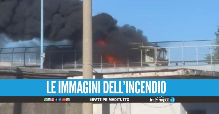 Camion dei rifiuti esplode a Napoli, scatta l'allerta in autostrada