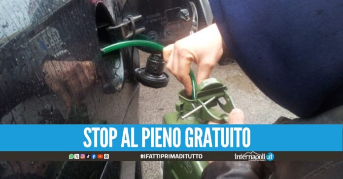 Ruba il gasolio dalle auto in sosta, beccato 'aspiratore' a Napoli